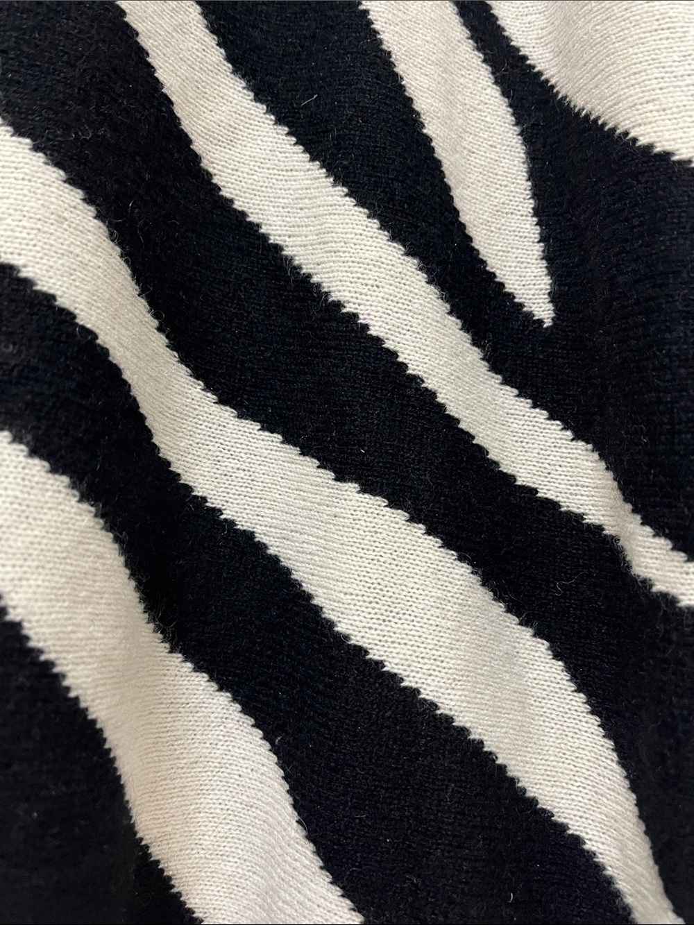 Charter Club Turtleneck 100% Cashmere Black and Ivory Zebra Print size L - Picture 4 of 5